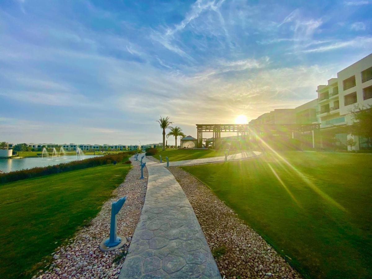Retaj Salwa Resort & Spa Doha Exterior foto Sunrise at the Al-Shaqra residential complex