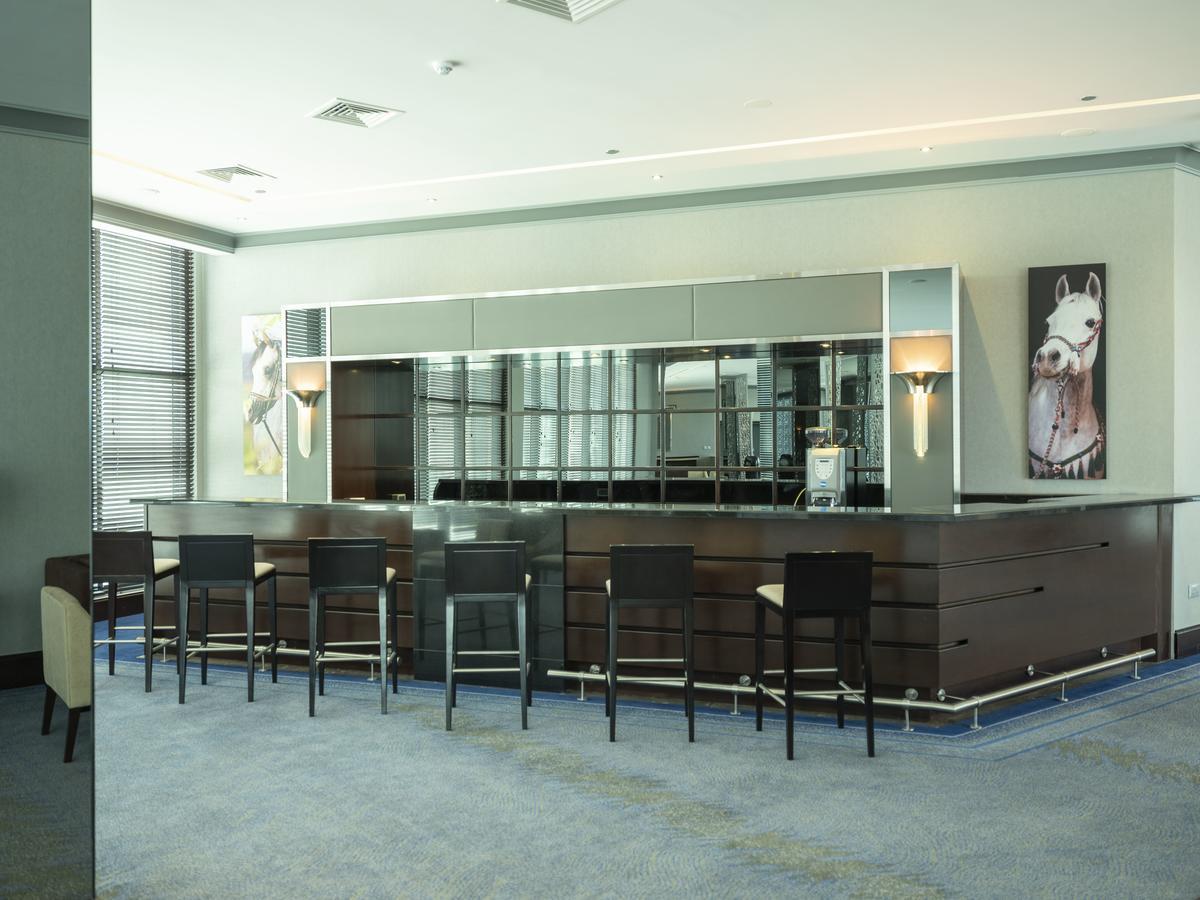 Retaj Salwa Resort & Spa Doha Exterior foto The bar at the 360° Club