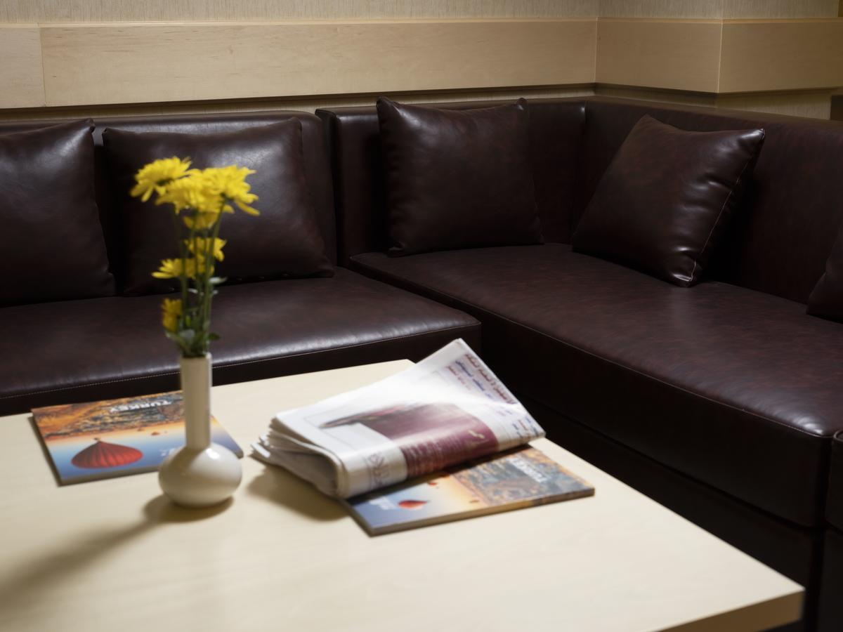 Retaj Salwa Resort & Spa Doha Exterior foto A leather sofa