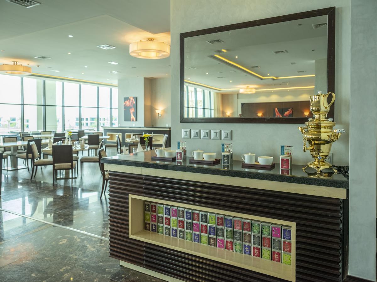 Retaj Salwa Resort & Spa Doha Exterior foto The lounge at the airport