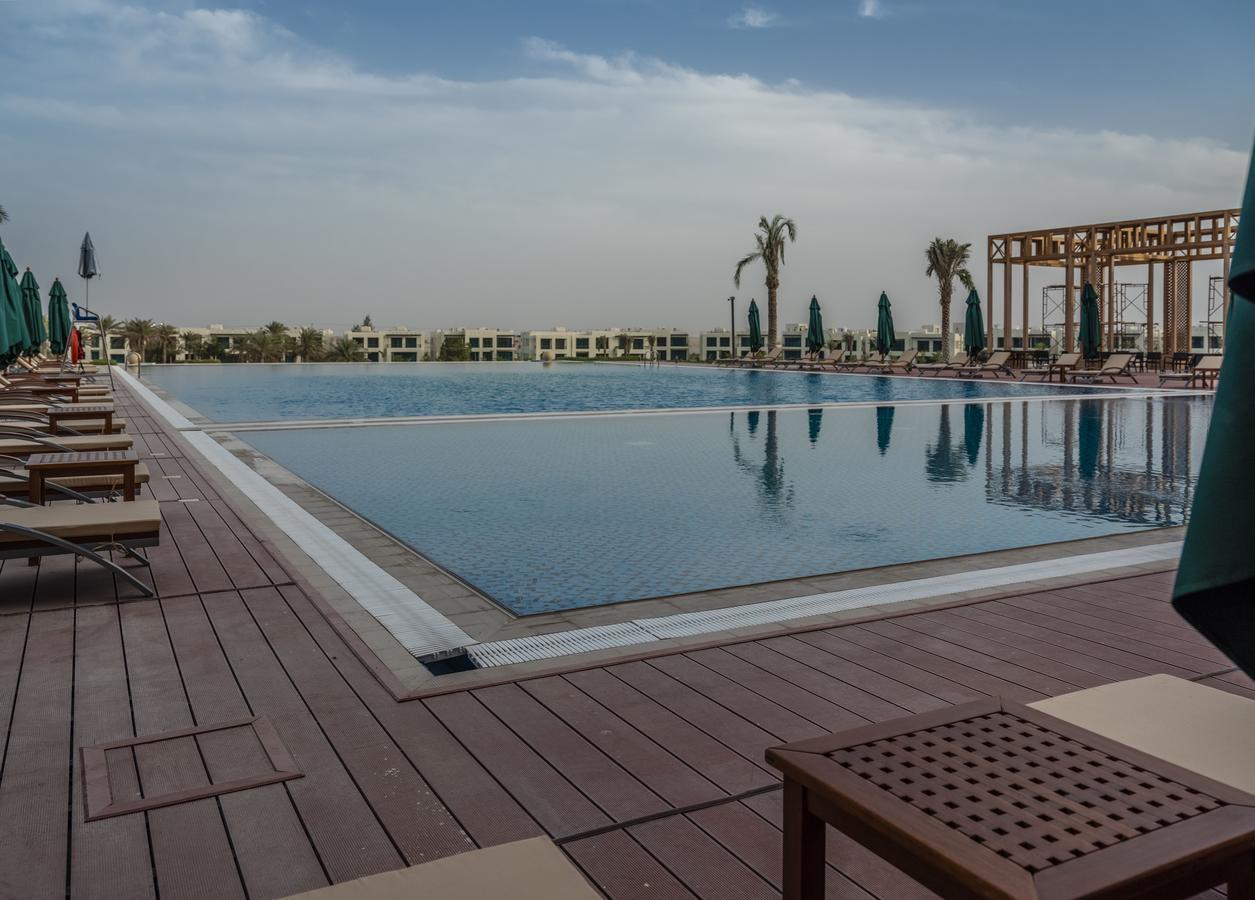 Retaj Salwa Resort & Spa Doha Exterior foto The swimming pool at the Ritz-Carlton, Dubai