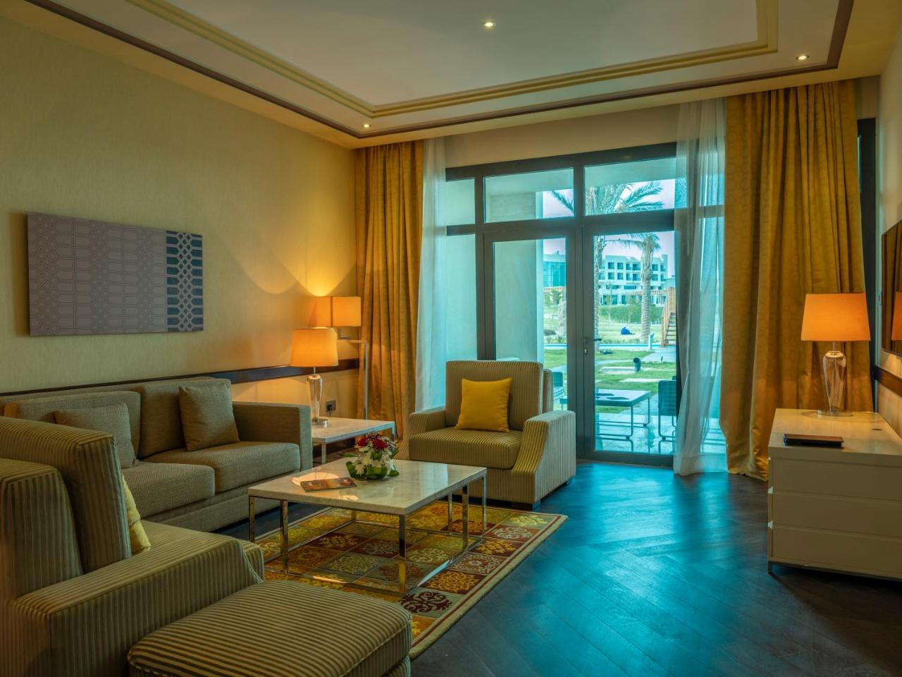 Retaj Salwa Resort & Spa Doha Exterior foto A living room at the hotel