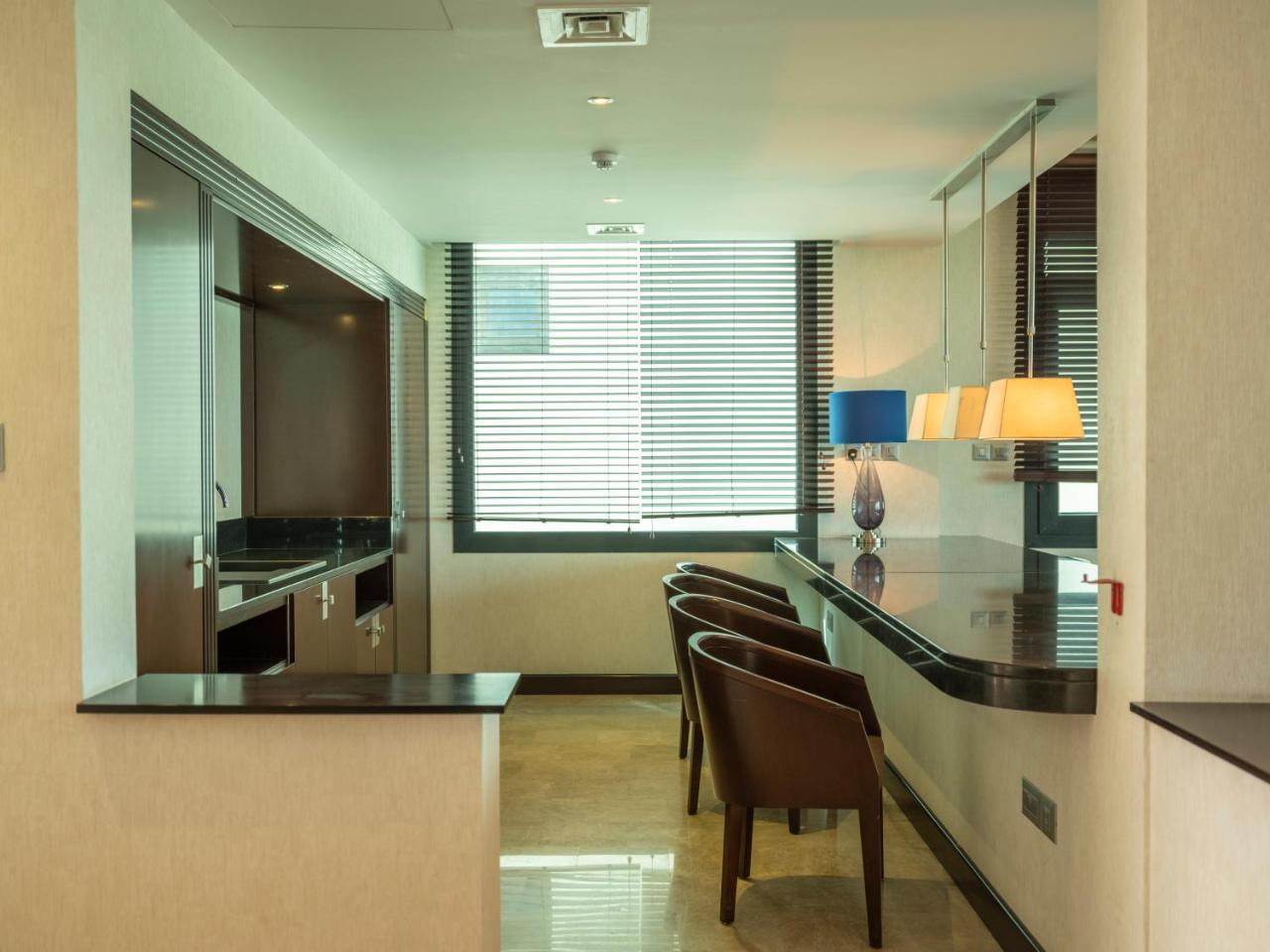Retaj Salwa Resort & Spa Doha Exterior foto A kitchen in a serviced apartment